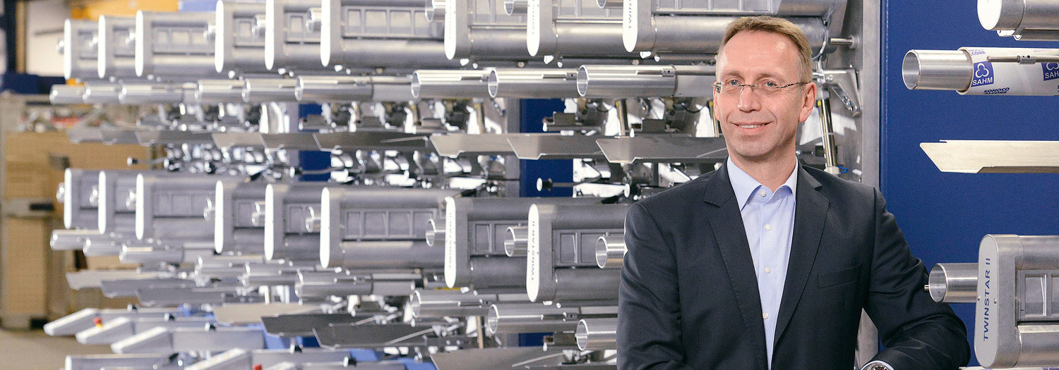 SAHM Managing Director Jochen Zaun in front of a SAHM machine